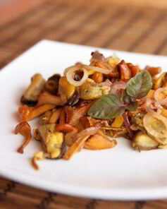 Жареные в духовке шиитаке, портобелло и шампиньоны с чесноком и розмарином