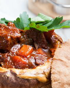 Гуляш из говядины со сладким перцем