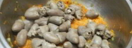 гуляш из куриных сердечек. Шаг 7