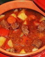 Гуляш с овощами на пиве