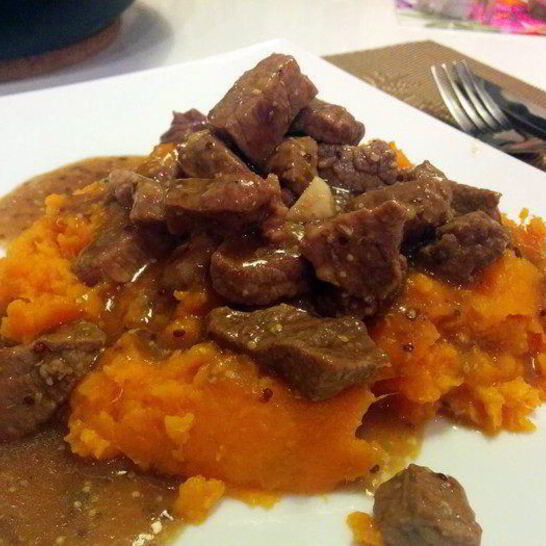 Рецепт пикантный гуляш из телятины с темным пивом и пюре из батата