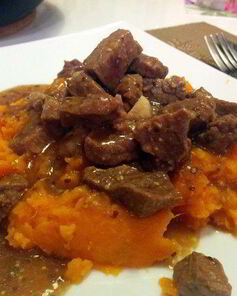 Пикантный гуляш из телятины с темным пивом и пюре из батата