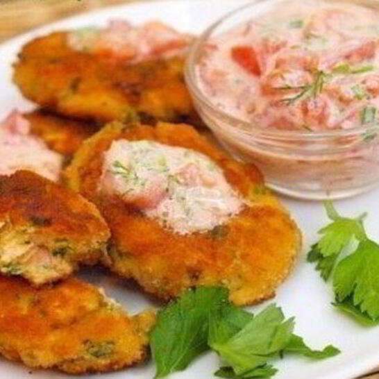 Рецепт домашние котлеты из лосося с томатным соусом