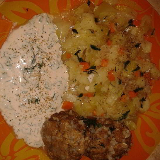 Рецепт котлетки с рисом под нежным соусом с капустным гарниром