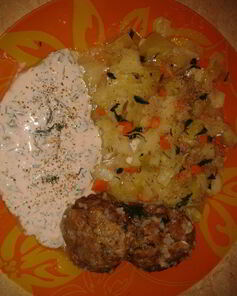 Котлетки с рисом под нежным соусом с капустным гарниром