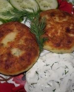 Котлеты из картофельного пюре, сыра и укропа с грибами с соусом