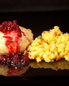 Куриные котлеты с брусничным соусом