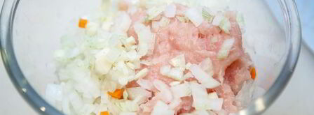 куриные котлеты с брусничным соусом. Шаг 2