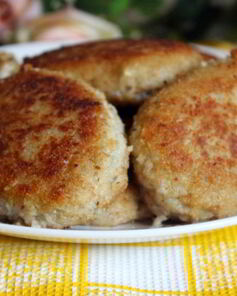 Рыбные котлеты с картофелем и сливочным маслом