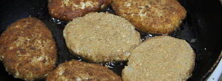 сочные куриные котлеты с жареным луком. Шаг 5