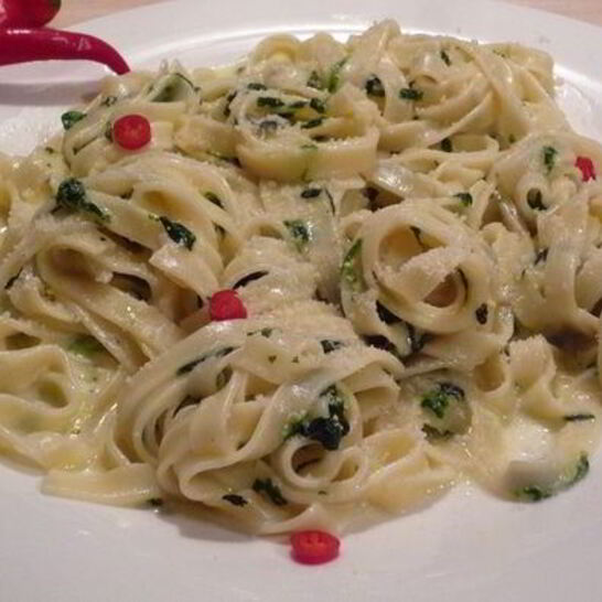 Рецепт лапша под соусом горгонзола со шпинатом