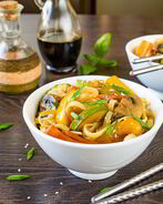 Лапша с овощами и соевым соусом