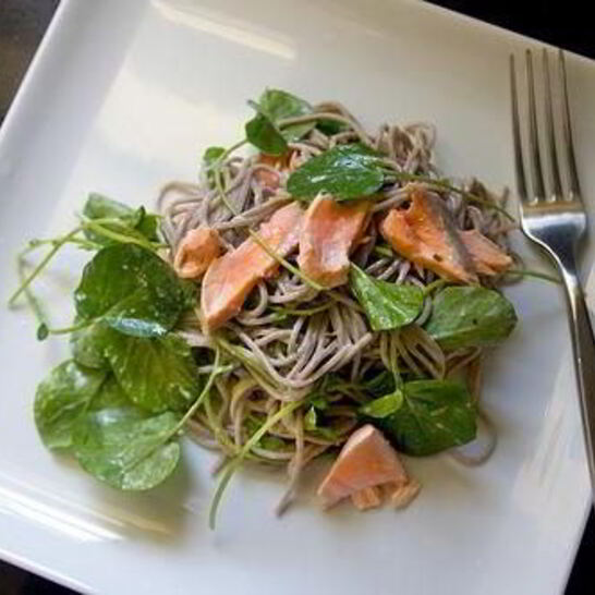 Рецепт лапша соба с лососем и кресс-салатом