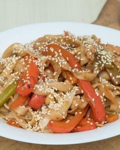 Лапша вок с курицей и кабачками