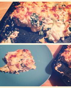 Румяная лазанья со шпинатом и курицей под соусом бешамель