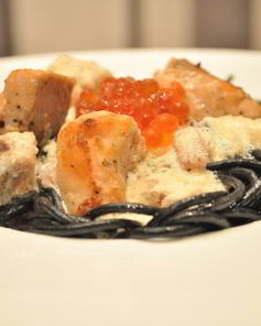 Черная паста в сливочном соусе с лососем и красной икрой