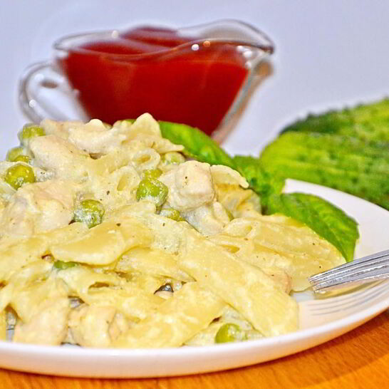 Рецепт макароны с курицей и горошком в сливочном соусе