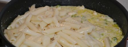 макароны с курицей и горошком в сливочном соусе. Шаг 8