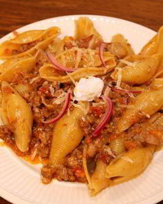 Макароны с мясным соусом и яйцом пашот