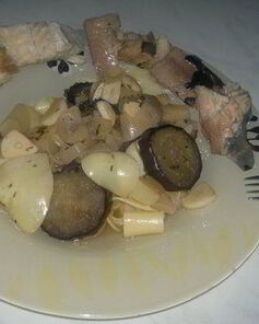 Отварная сайра и сом, овощи прованс и спагетти