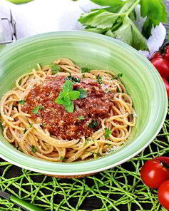 Паста болоньезе с мясным фаршем, пармезаном и красным вином