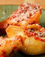 Паста, фаршированная колбасой и шпинатом