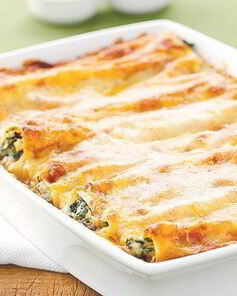 Паста каннеллони с овощами с сыром и соусом бешамель