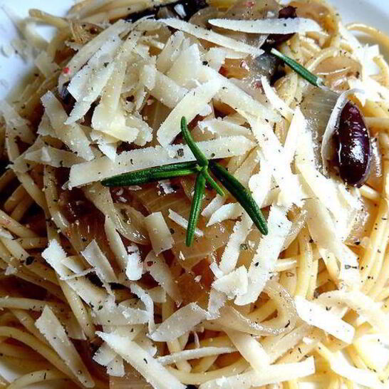 Рецепт паста с большим количеством жареного лука и анчоусами