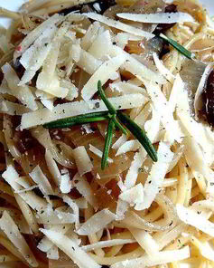 Паста с большим количеством жареного лука и анчоусами