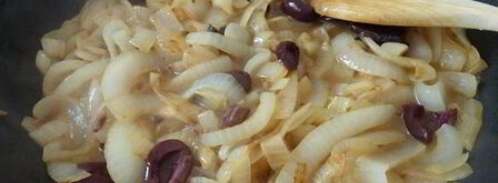 паста с большим количеством жареного лука и анчоусами. Шаг 2