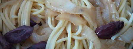 паста с большим количеством жареного лука и анчоусами. Шаг 3