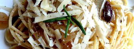 паста с большим количеством жареного лука и анчоусами. Шаг 4