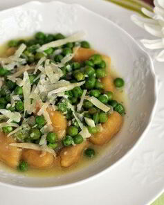 Паста с чесночно-миндальным соусом, мятой, базиликом и горошком