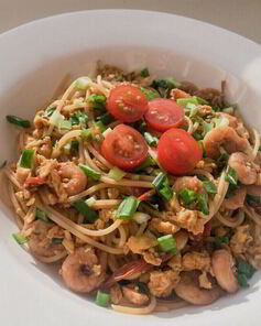 Паста с креветками и томатами