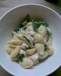Паста с куриным филе и шпинатом в сливочно-винном соусе