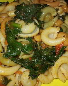 Паста триколор со шпинатом и томатным соусом