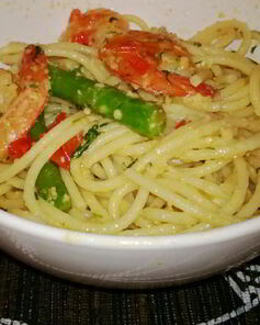 Спагетти с креветками и спаржей