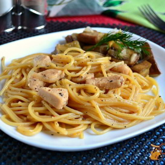 Рецепт спагетти с куриным филе и соевым соусом на сковороде