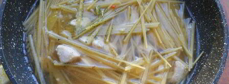 спагетти с куриным филе и соевым соусом на сковороде. Шаг 2