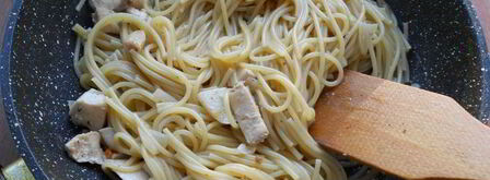 спагетти с куриным филе и соевым соусом на сковороде. Шаг 3