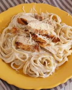Спагетти с курицей в сливочном соусе