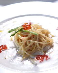 Спагетти с цедрой апельсина со сливочным соусом и красной икрой