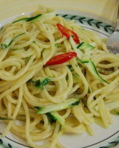 Спагетти с цукини, розмарином и чесноком