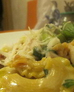 Цветная паста с креветками, кальмаром, спаржей и кокосовым молоком