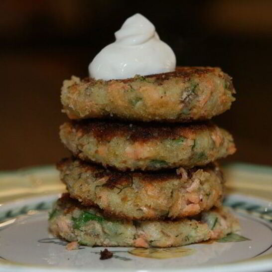 Рецепт биточки из семги и молодого картофеля с луком и укропом