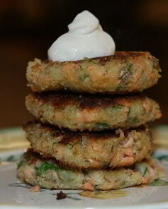 Биточки из семги и молодого картофеля с луком и укропом