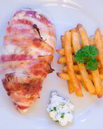 Фаршированная курица в беконе