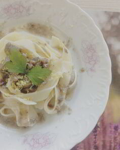 Говядина с грецкими орехами и грибами