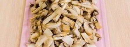 куриное филе, жаренное с грибами. Шаг 2