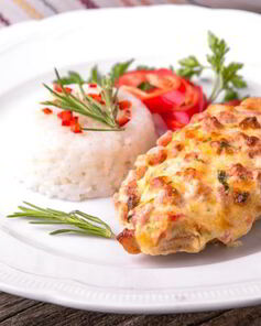 Куриные грудки с помидорами, грибами и сыром